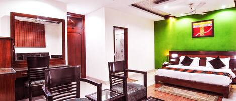 Dusj, regndusjhode, toalettartikler (inkludert) og hårføner