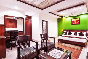 Shower, rainfall showerhead, free toiletries, hair dryer - Hotel Chand Palace (New Delhi)