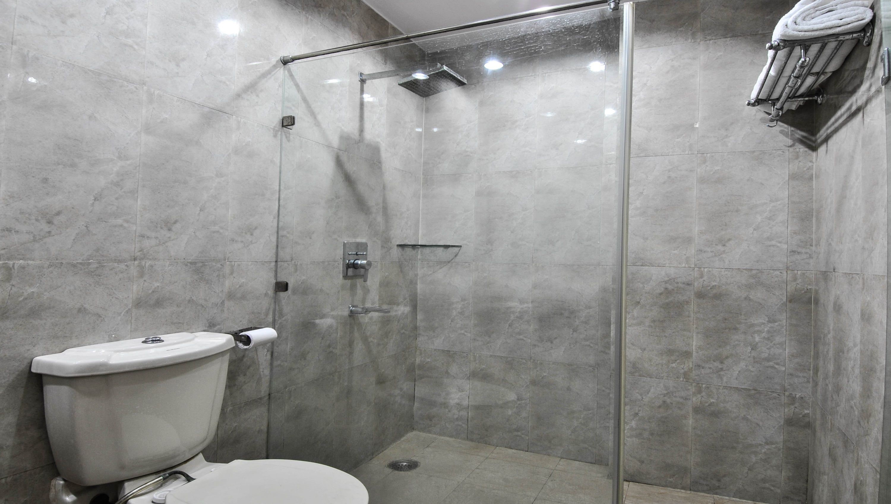 Shower, rainfall showerhead, free toiletries, hair dryer