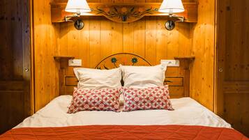 Iron/ironing board, cots/infant beds, bed sheets