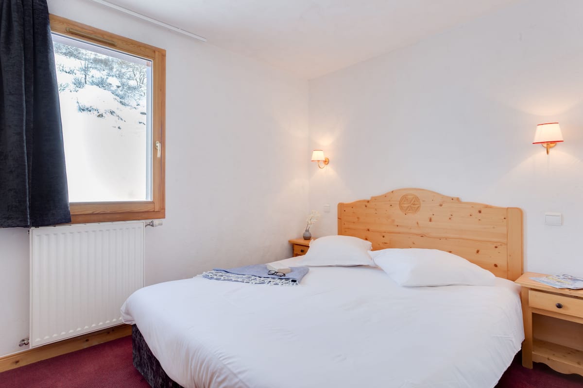 Schreibtisch, Verdunkelungsvorhänge, schallisolierte Zimmer
