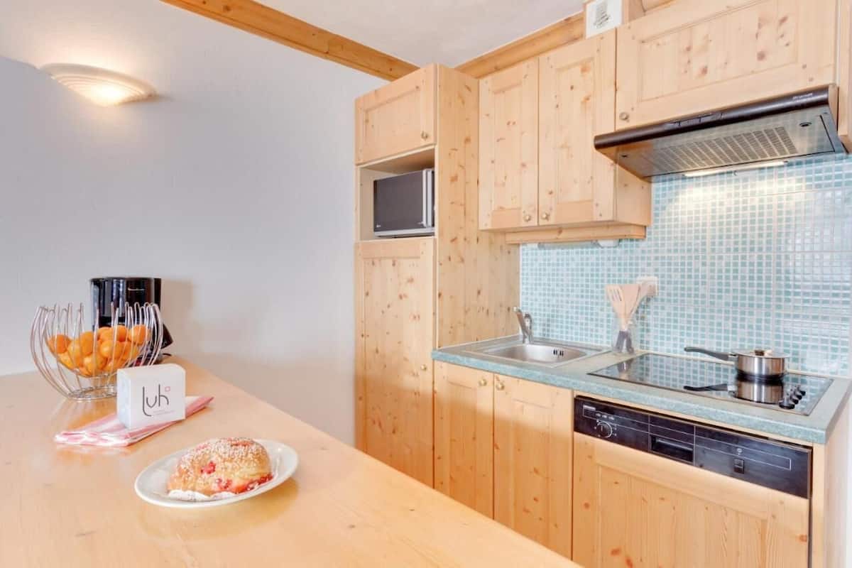 Eigene Küche | Wasserkocher mit Kaffee-/Teezubehör, großer Kühlschrank, Mikrowelle