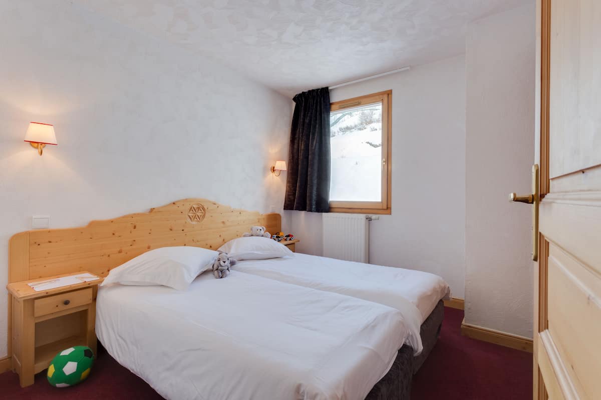 Schreibtisch, Verdunkelungsvorhänge, schallisolierte Zimmer