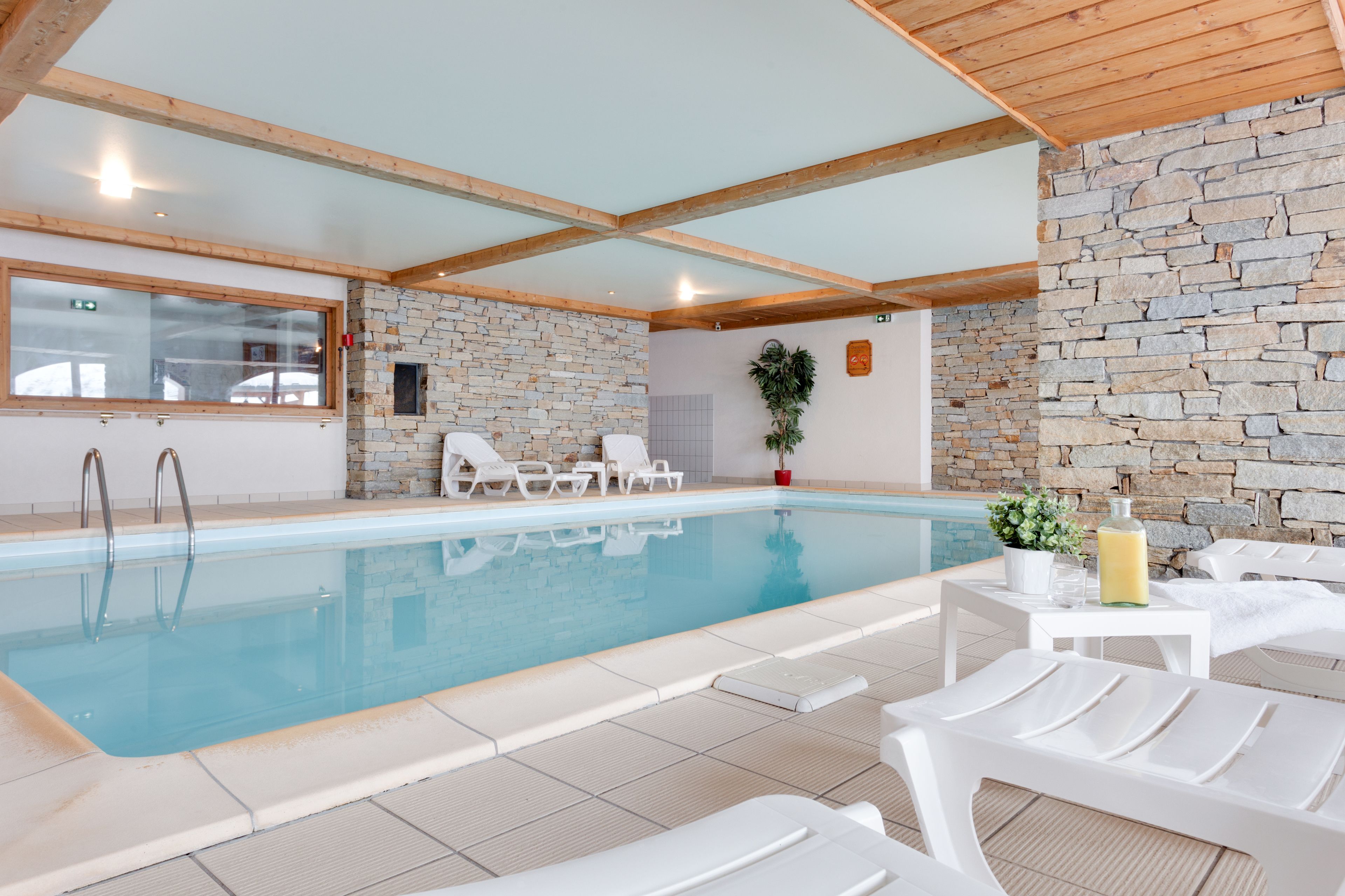 Indoor pool, sun loungers