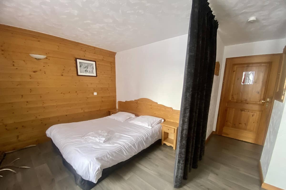 Studio | Schreibtisch, Verdunkelungsvorhänge, schallisolierte Zimmer