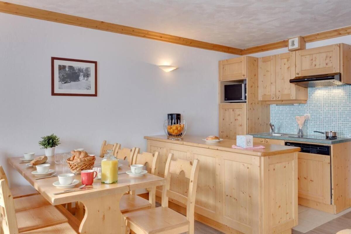 Eigene Küche | Wasserkocher mit Kaffee-/Teezubehör, großer Kühlschrank, Mikrowelle
