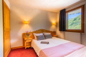 デスク、遮光カーテン、防音設備、WiFi (無料)