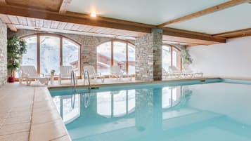 Indoor pool, sun loungers
