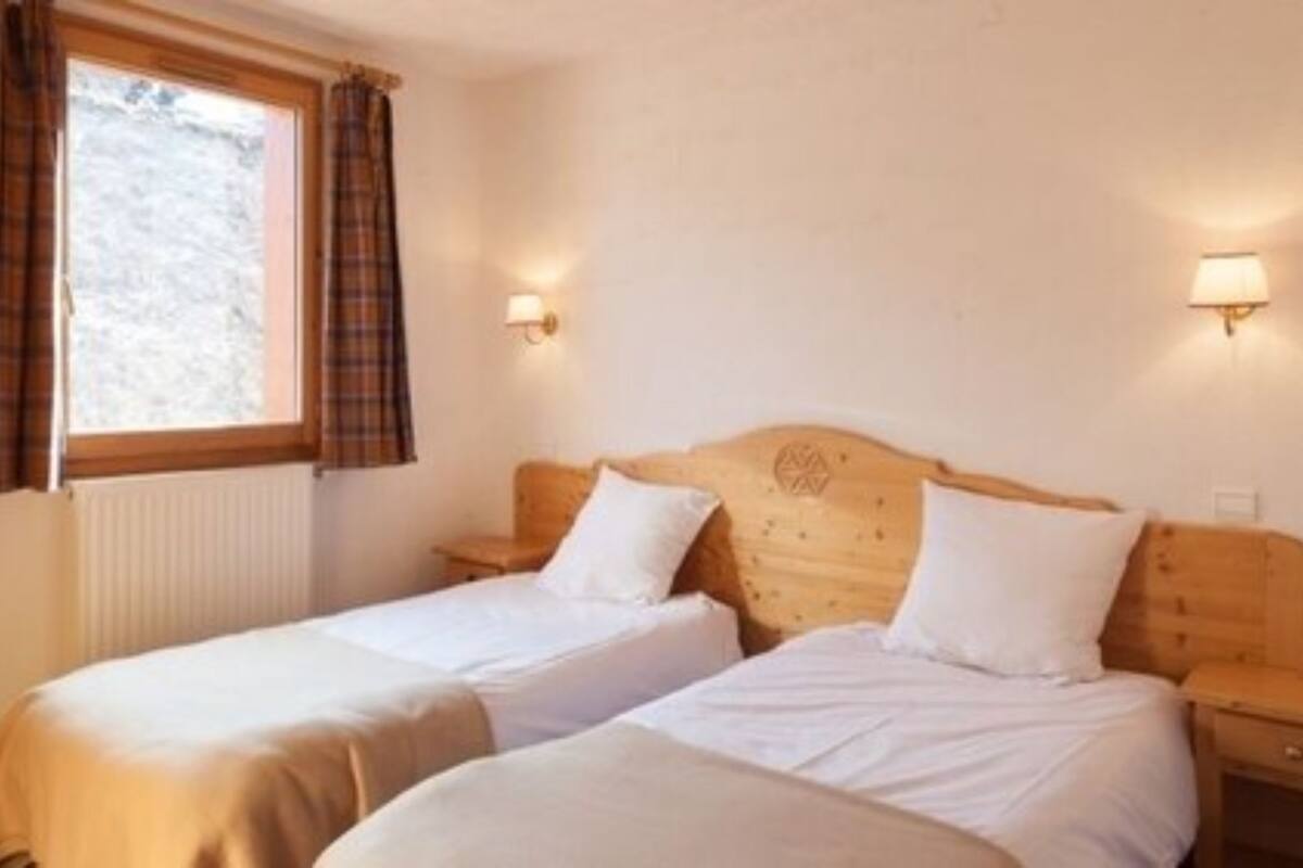 Schreibtisch, Verdunkelungsvorhänge, schallisolierte Zimmer