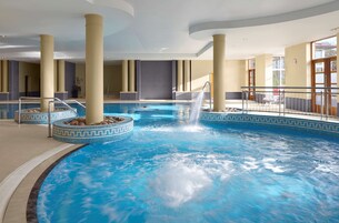 Una piscina cubierta, tumbonas