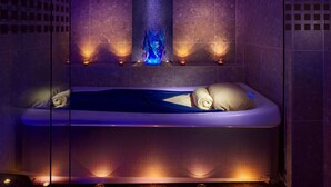 A modern spa room with a bathtub, a decorative blue water feature, and ambient lighting. - Radisson Blu Hotel & Spa, Sligo (Sligo)