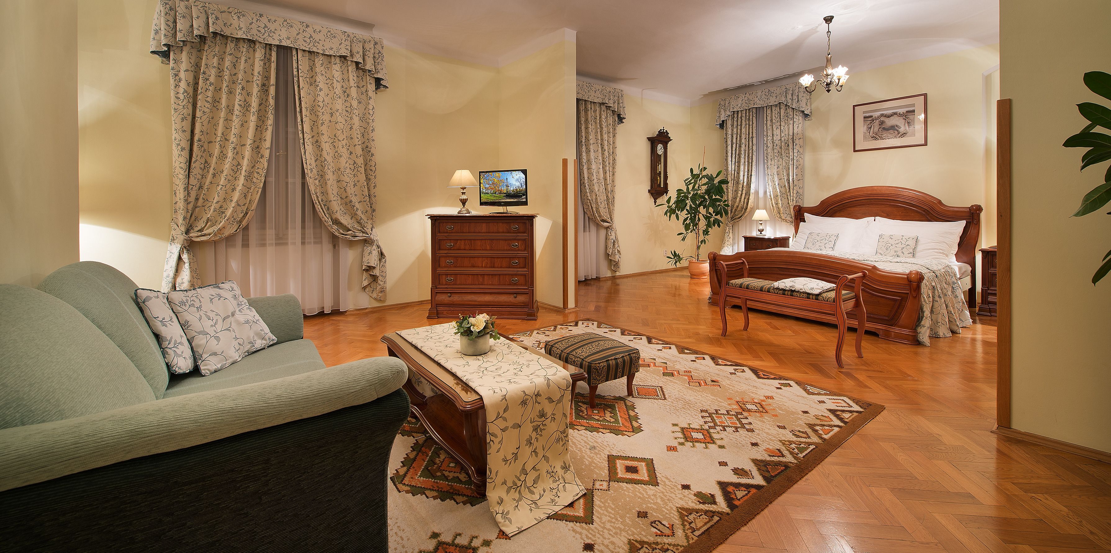 deluxe double or twin room | minibar, in-room safe, individually decorated, individually furnished