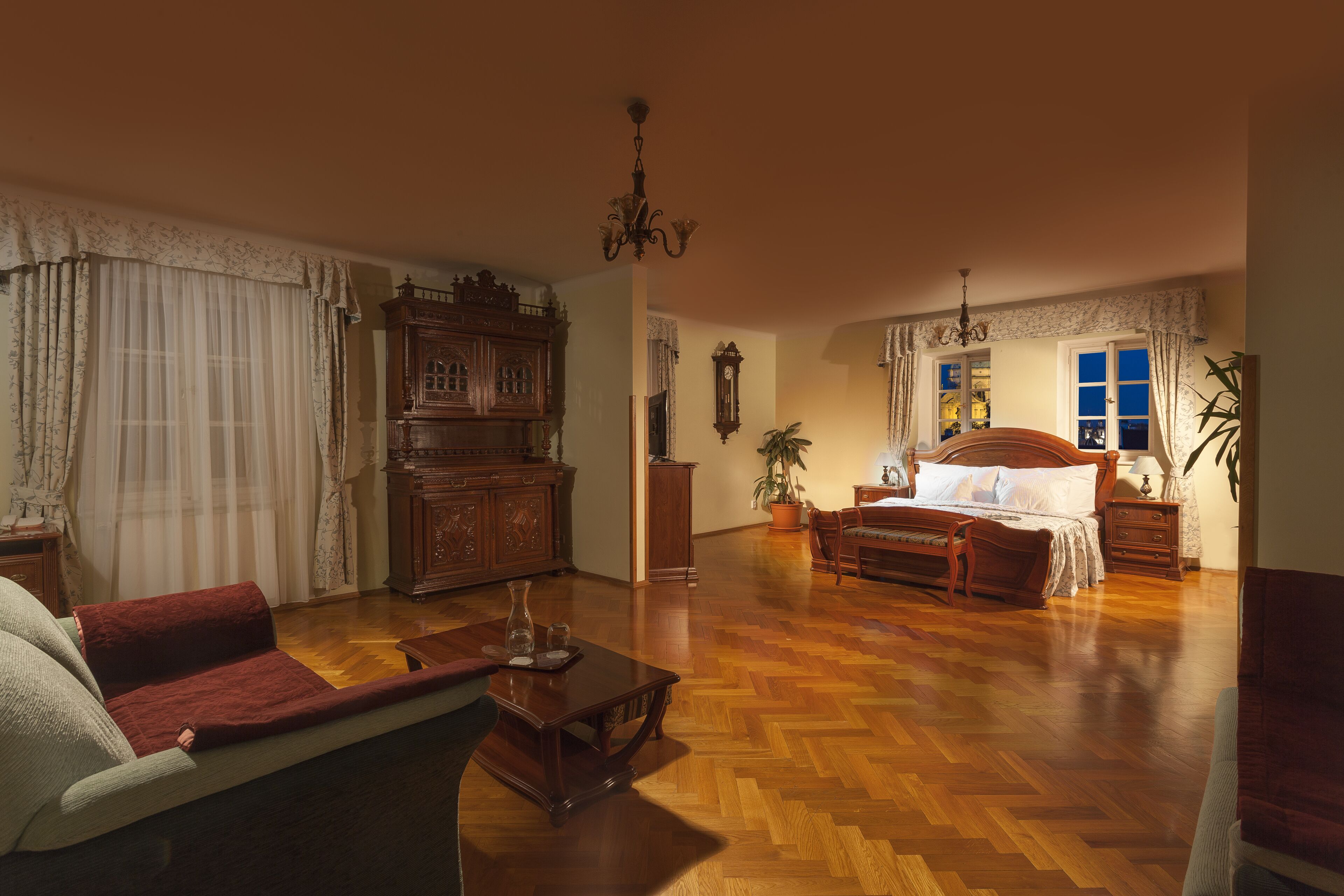 junior suite | minibar, in-room safe, individually decorated, individually furnished