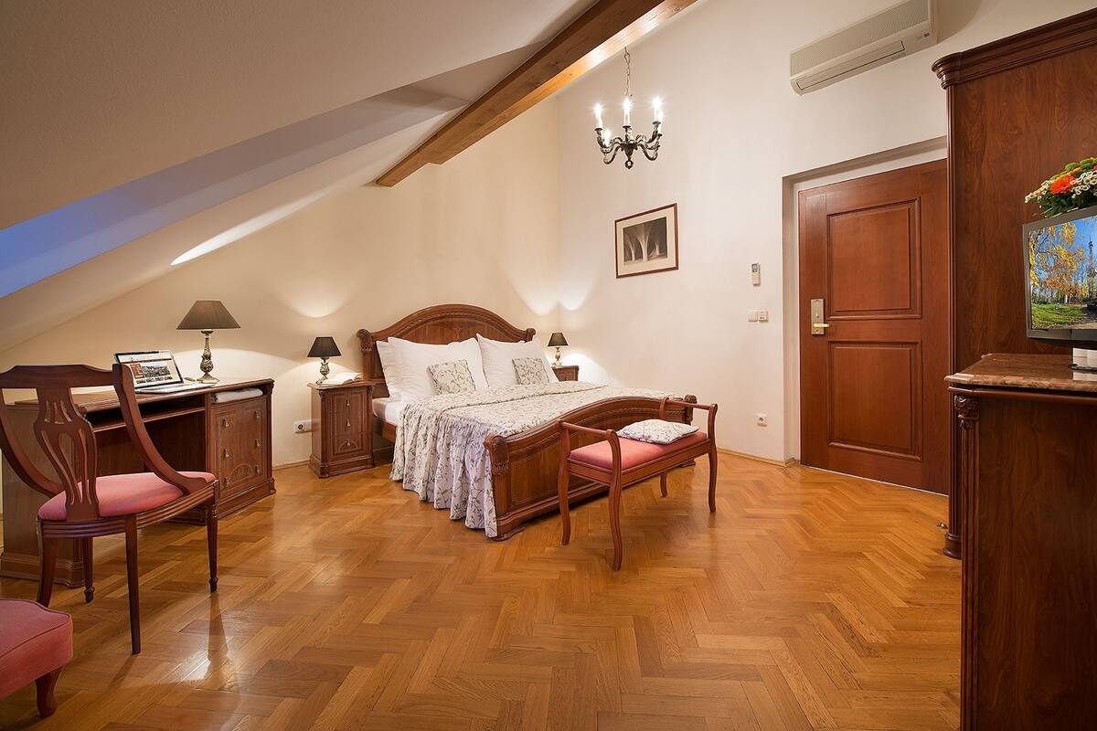 Standard Double or Twin Room | Minibar, in-room safe, desk, soundproofing