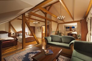 Junior Süit | Minibar, odada kasa, ayrı ayrı dekore edilmiş, ayrı ayrı döşenmiş 