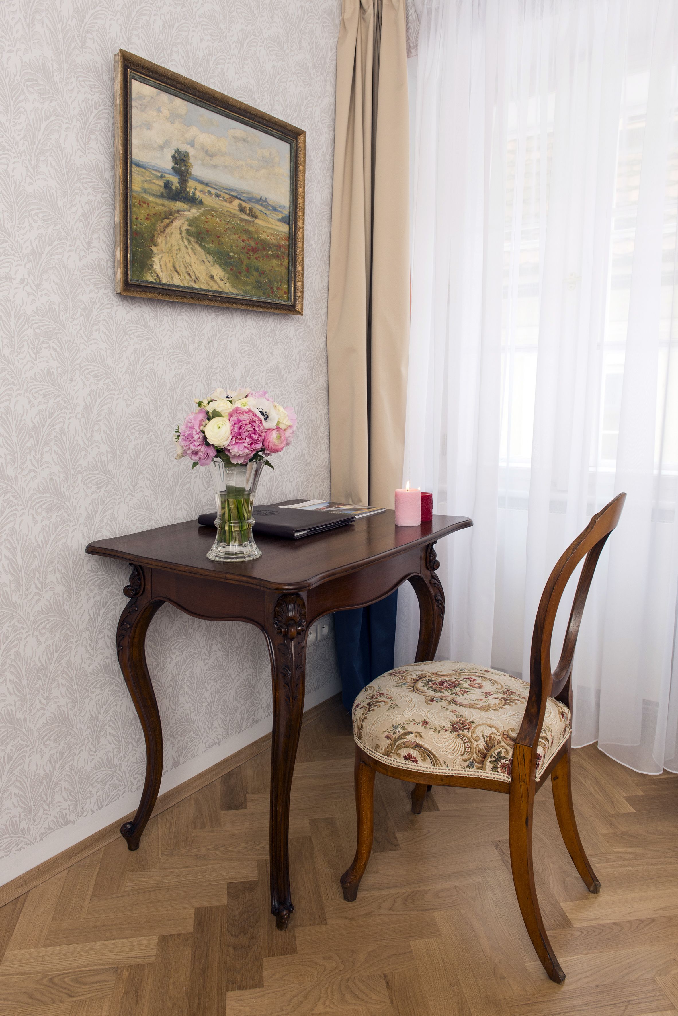 junior suite | minibar, in-room safe, individually decorated, individually furnished