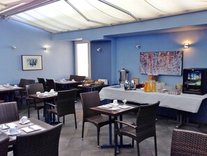 Desayuno continental (EUR 13 por persona) 