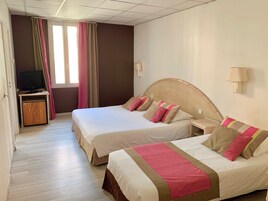 Dreibettzimmer | Zimmersafe, Schreibtisch, schallisolierte Zimmer, kostenloses WLAN