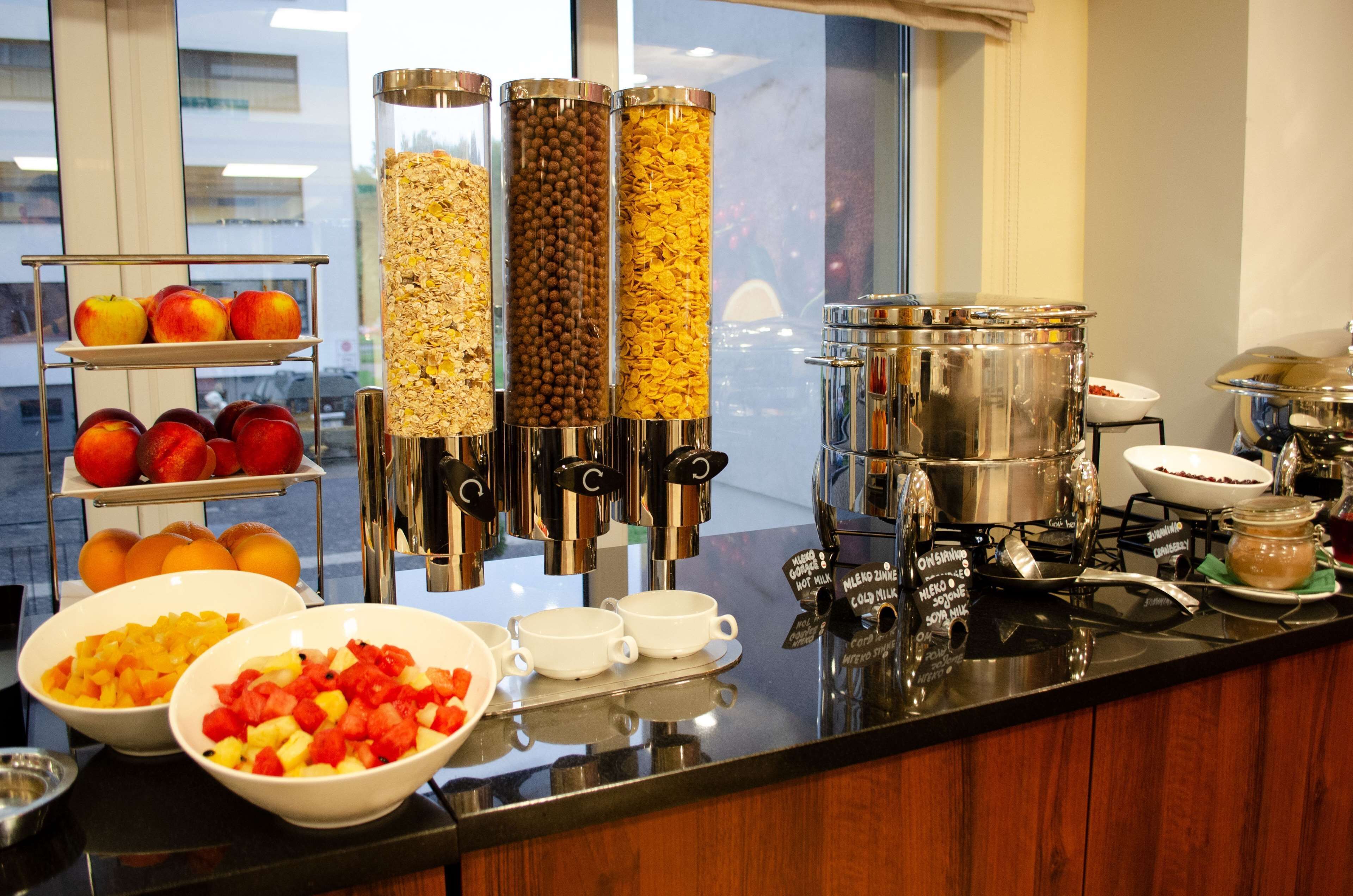 Buffet de café da manhã com diversas opções de alimentos e um espaço para café.
