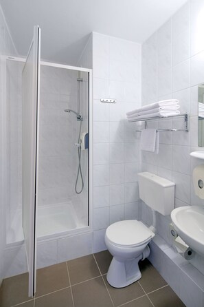 Shower, free toiletries, towels - Hotel Aramis (Warsaw)