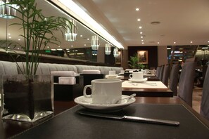 Daily buffet breakfast (USD 10 per person) - Grand King Hotel (Buenos Aires)