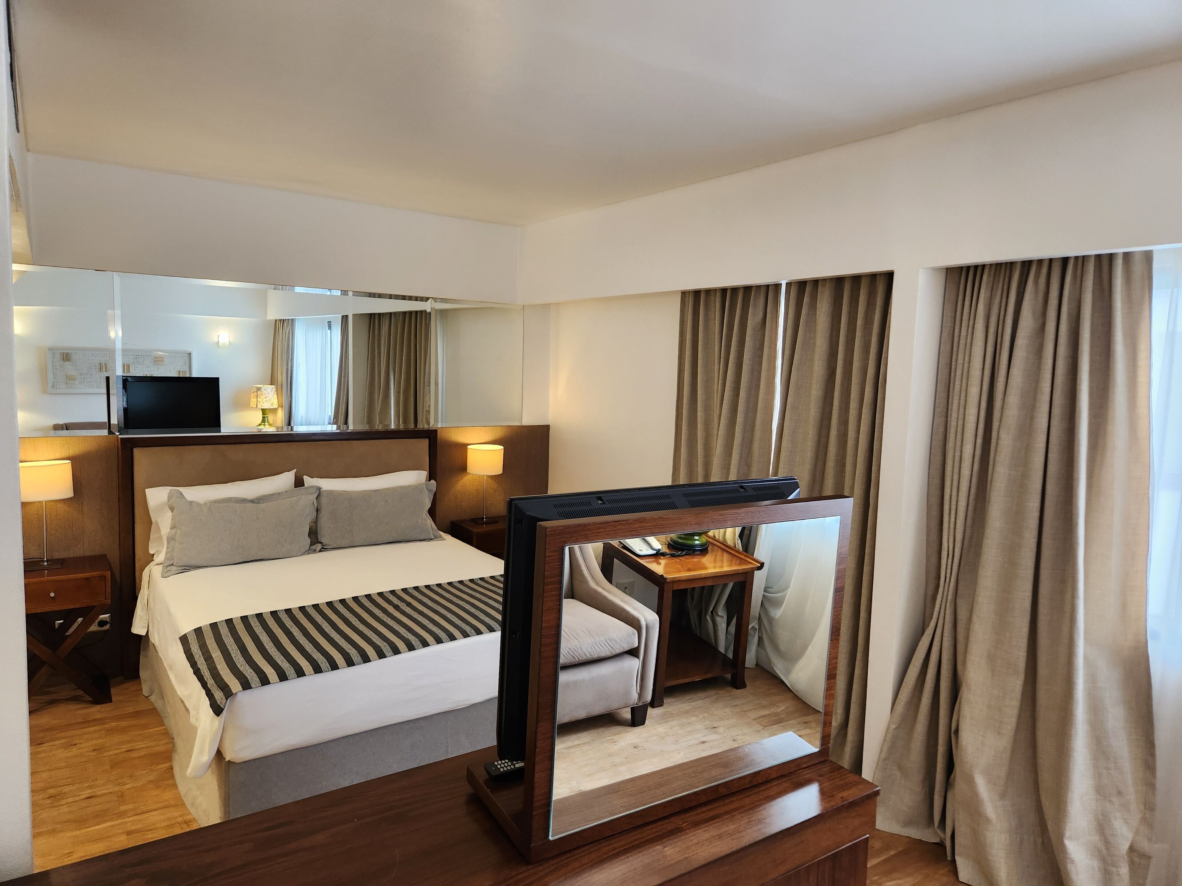 Junior Suite | Hypo-allergenic bedding, minibar, in-room safe, desk