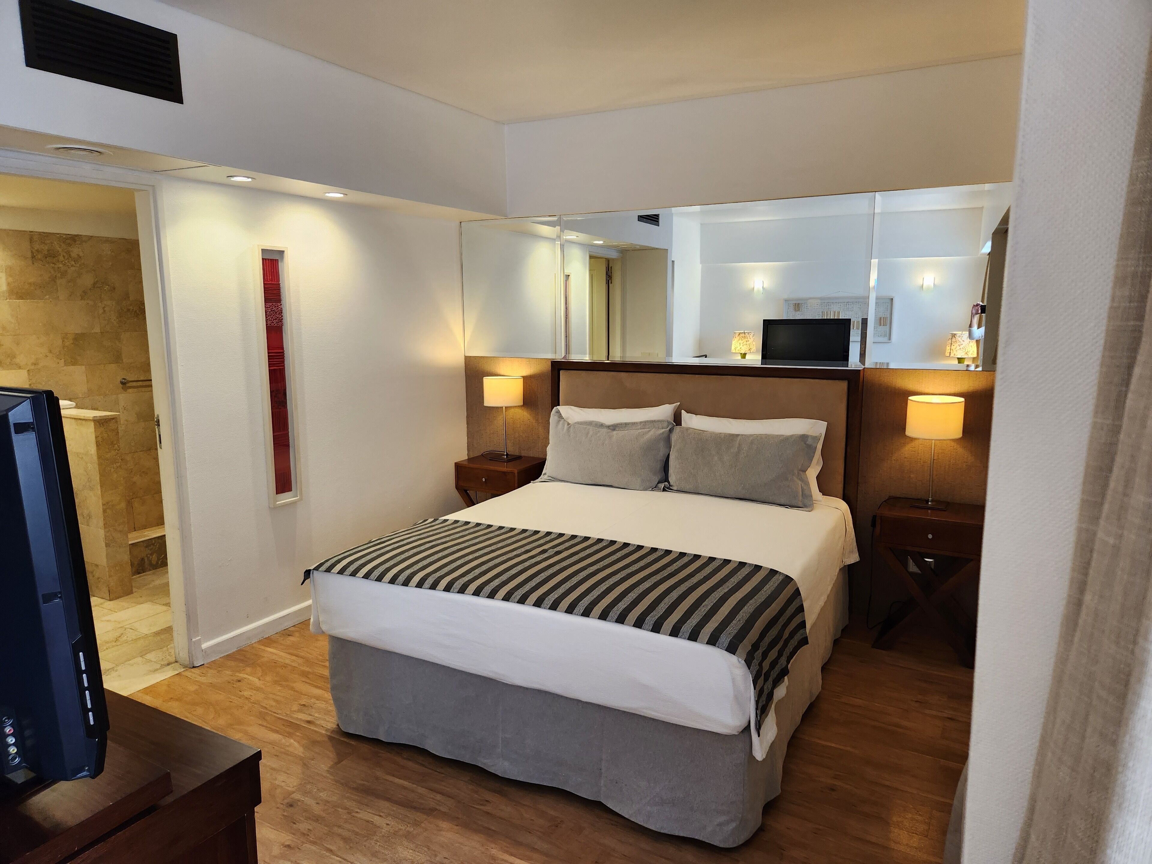 Ropa de cama hipoalergénica y minibar 