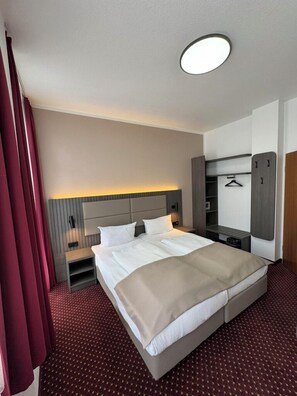 Premium bedding, in-room safe, desk, blackout drapes - Hotel Lumen am Hauptbahnhof (Hamburg)
