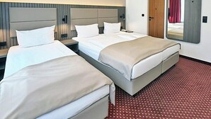 Hochwertige Bettwaren, Zimmersafe, Schreibtisch, Verdunkelungsvorhänge