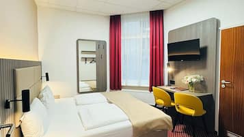 Hochwertige Bettwaren, Zimmersafe, Schreibtisch, Verdunkelungsvorhänge