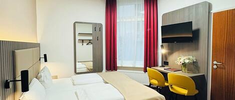 Sengetøy av topp kvalitet, safe på rommet og skrivebord