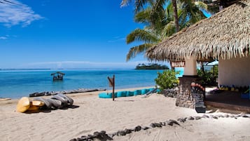 Playa privada, arena blanca, sillas reclinables de playa
