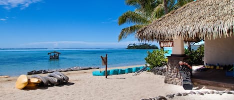 Plage privée, sable blanc, chaises longues, serviettes de plage