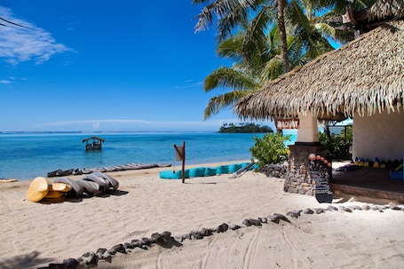 Playa privada, arena blanca, sillas reclinables de playa