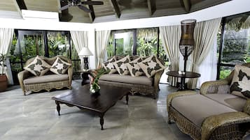 Premium Lagoon View Villa (3 Bedroom) | Living area