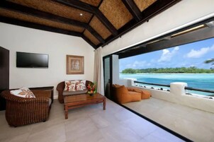 Premium Beachfront Suite | Ropa de cama de alta calidad, caja fuerte, escritorio