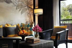 Bayon Junior Suite King | Living area | 32-inch LCD TV with cable channels, TV, books - Shinta Mani Angkor (Siem Reap)