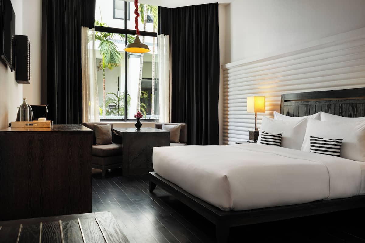 Angkor Superior King | 1 ห้องนอน, ผ้าปูที่นอนฝ้ายอียิปต์, เครื่องนอนระดับพรีเมียม, ผ้านวมขนเป็ด
