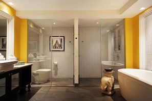 Bayon Executive Suite King | ห้องน้ำ | อ่างอาบน้ำและฝักบัวแยกจากกัน, เรนชาวเวอร์, ของใช้ในห้องน้ำฟรี