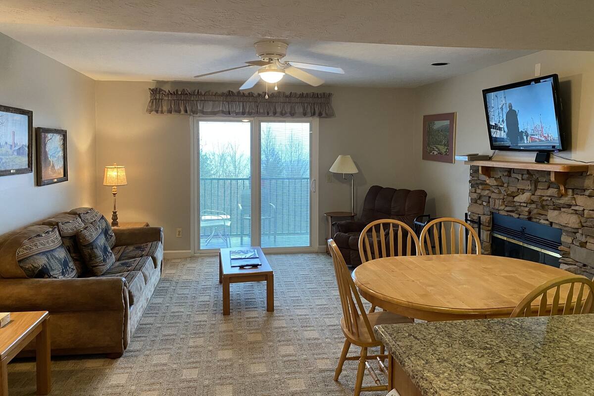 Zimmer, 2 Schlafzimmer, 2 Bäder | Wohnbereich