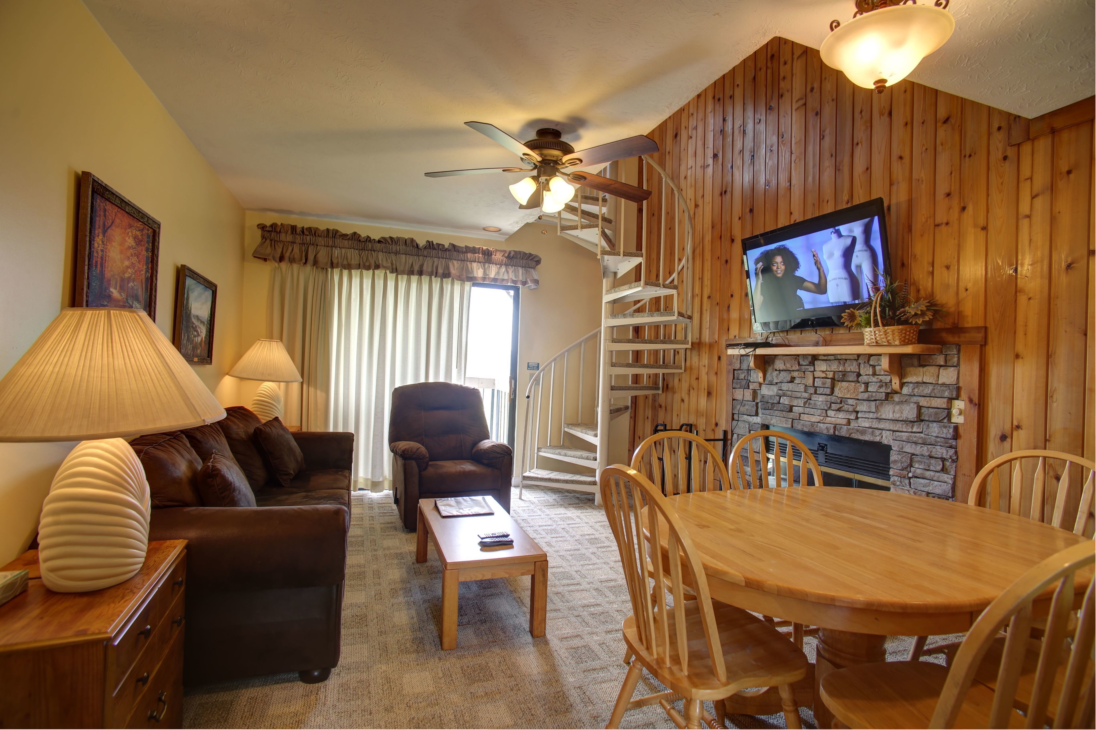 2 Bedroom Condo with Loft | Wohnzimmer