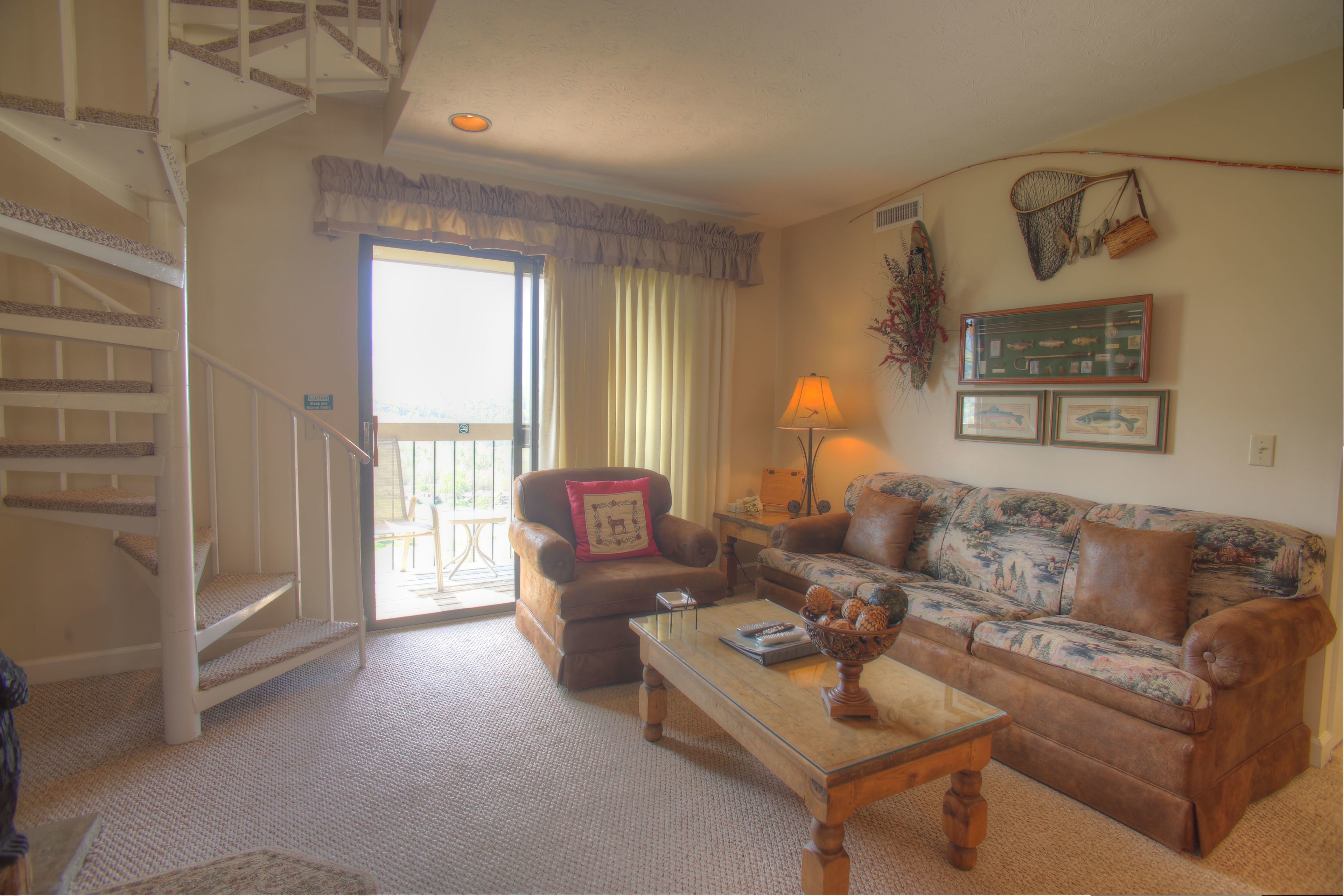 1 Bedroom Condo with Loft | Wohnzimmer