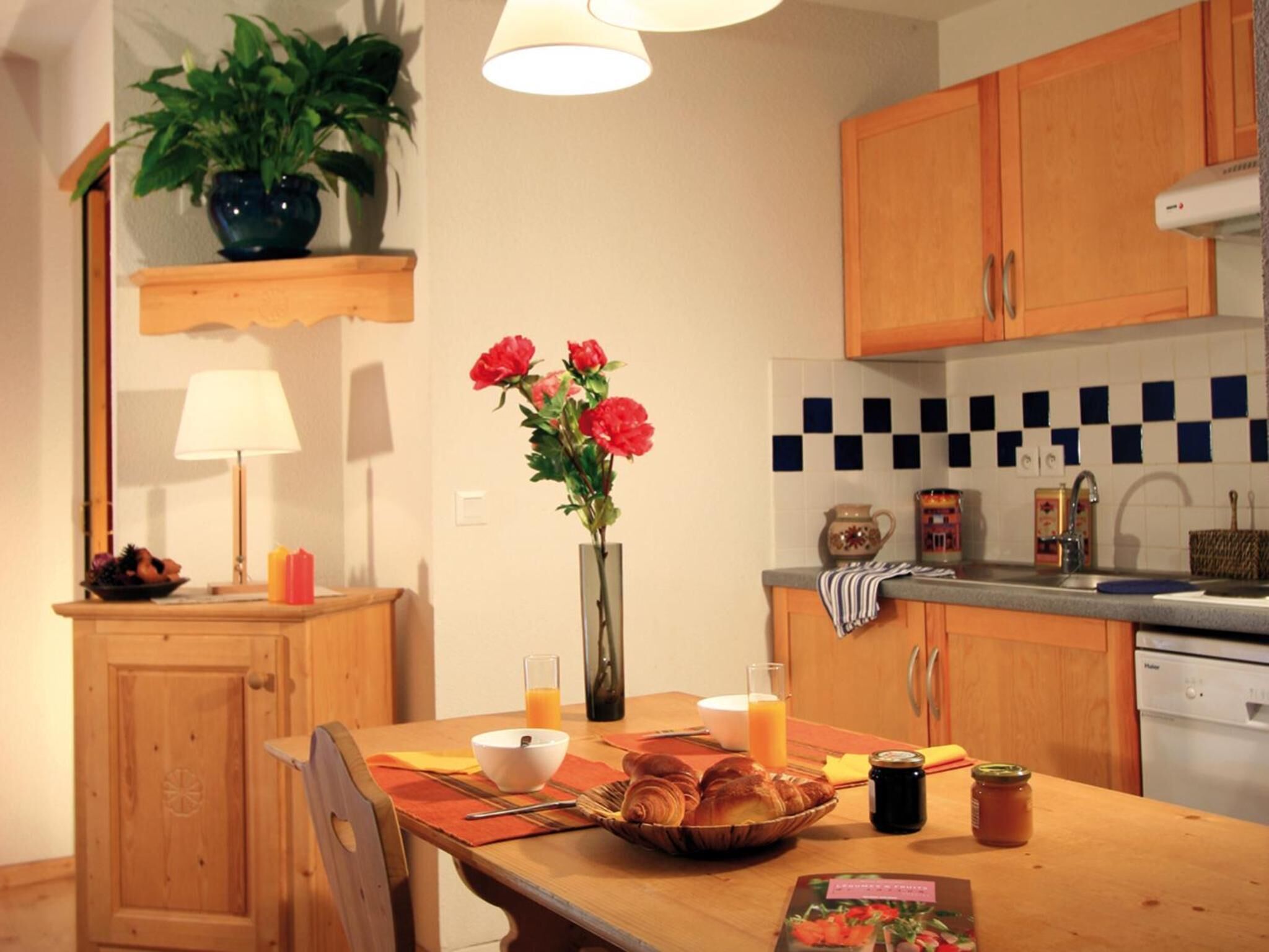 Lemari es, microwave, kompor, dan mesin pencuci piring
