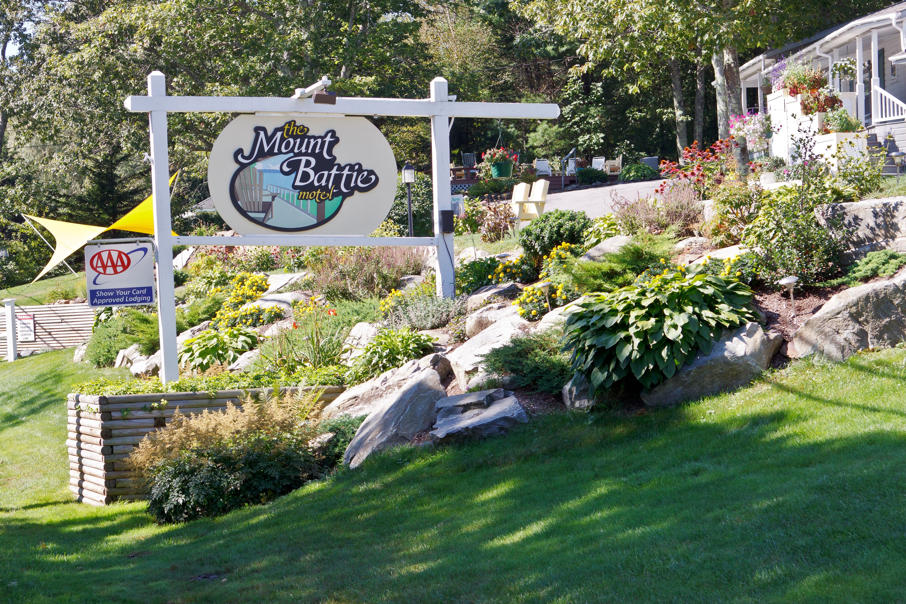 Bordje van motel Mount Battie, met een aangelegde tuin op de voorgrond.