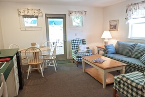 Living area - Mount Battie Inn (Lincolnville)