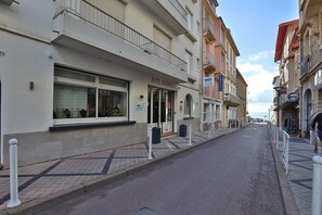 A street view with a hotel named "HOTEL MABBILLA" on the left, featuring a modern facade with large windows and a balcony. - Hotel Marbella (Biarritz)