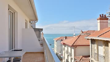 Double Room, Terrace | Minibar, in-room safe, desk, soundproofing