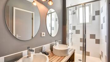 Quadruple Room, Balcony | Bathroom