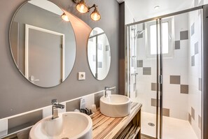 Quadruple Room, Balcony | Bathroom | Shower, free toiletries, hair dryer, towels - Hotel Marbella (Biarritz)