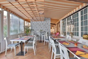 Café da manhã com buffet todos os dias (EUR 14 por pessoa) 